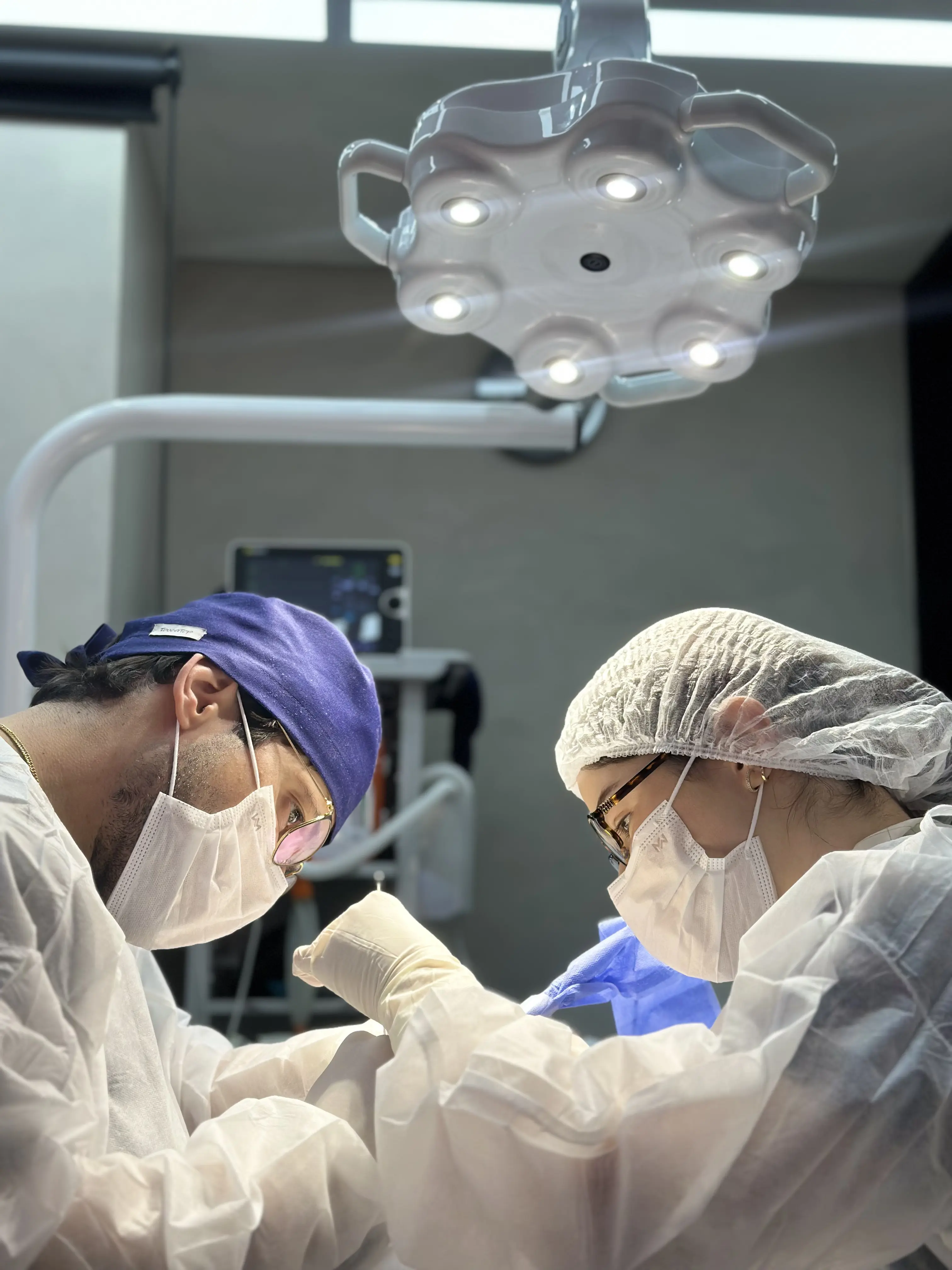 Dr. Pedro e Dra. Rayanny Ferraz durante procedimento